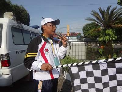 Kepala Dinas Kesehatan KAbupaten Agam melepas peserta lomba Funbike di Halaman K