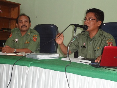 Dr. Indra MPPM sedang memberikan penjelasan tentang pendistribusian Kartu Jamkes